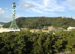 2012年10月12日高松藤原塾松山校　会場の東京第一ホテルから城山を見る
